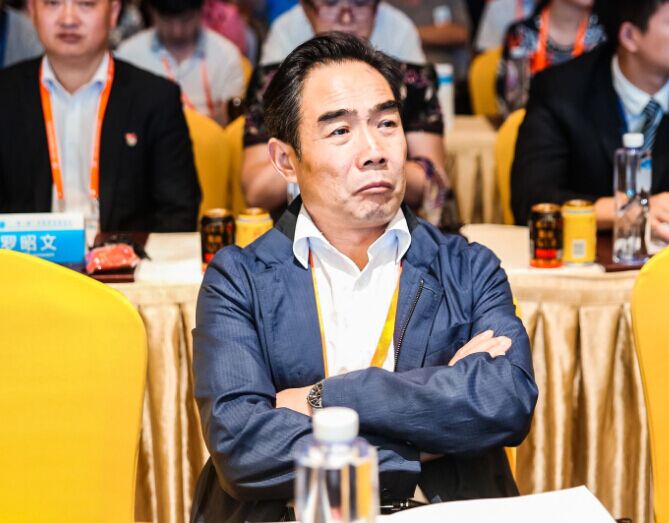 唐周懷現(xiàn)任陜西省林業(yè)廳副廳長,農(nóng)工陜西省委員會(huì)副主委,省政協(xié)常委、醫(yī)藥衛(wèi)生體育委員會(huì)副主任,農(nóng)工黨中央委員會(huì)委員.jpg